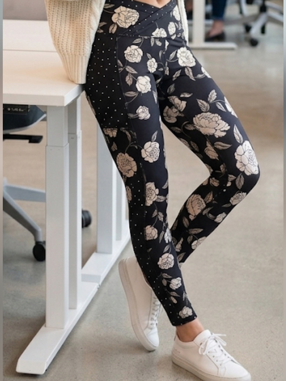 Floral High Rise Leggings Black Size S - Picture 3 of 5
